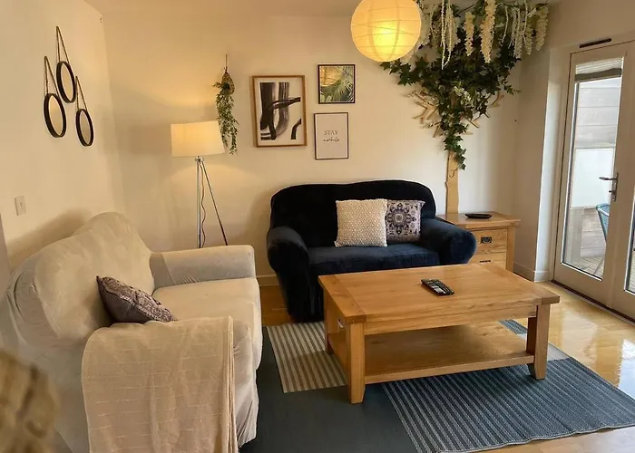 House 6 Goldcroft - Walk To Beach & Village, Pet-Friendly & Hottub