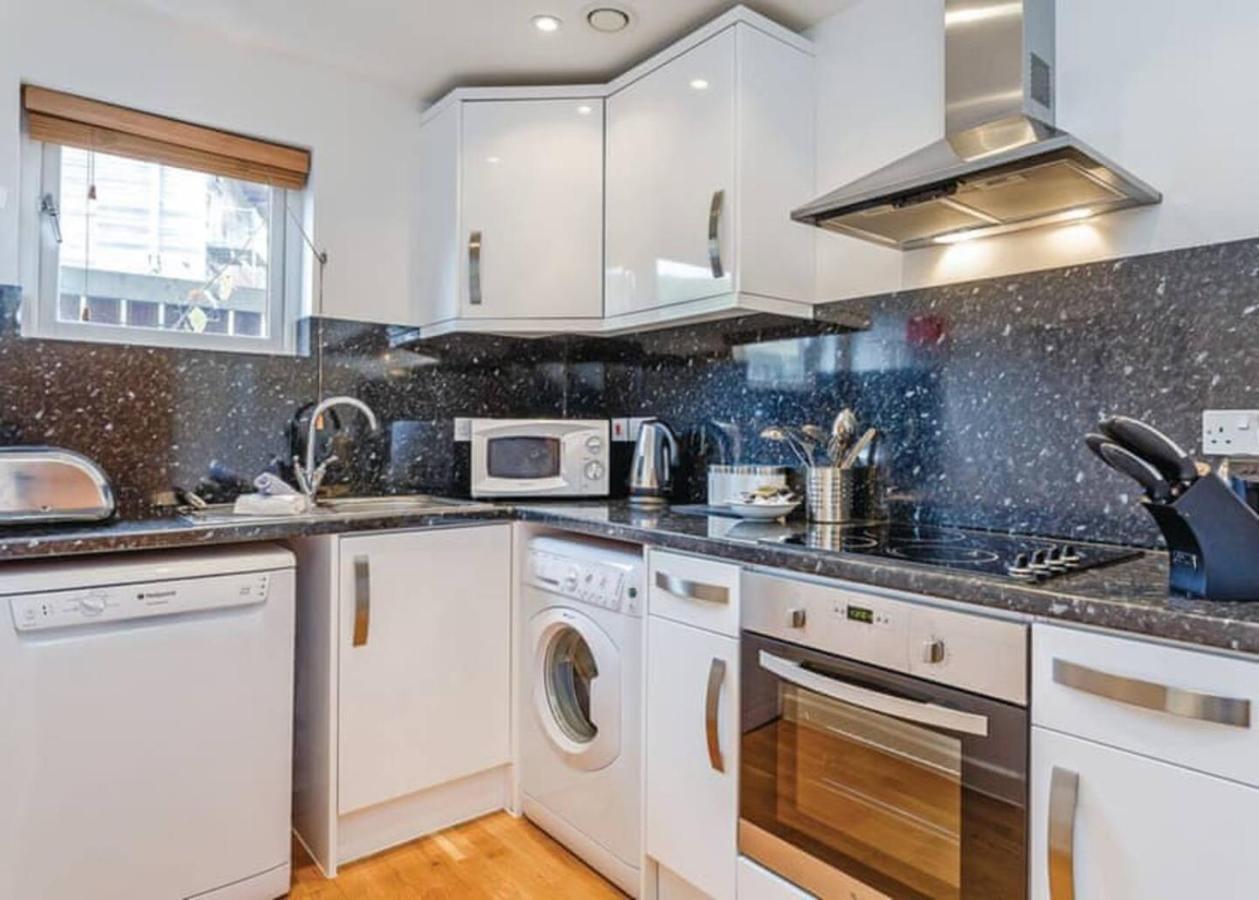 House 6 Goldcroft - Walk To & Village, Pet-friendly & Hottub