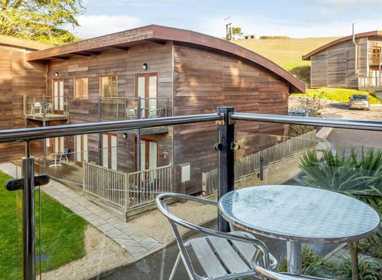 House 6 Goldcroft - Walk To & Village, Pet-friendly & Hottub Holiday home *