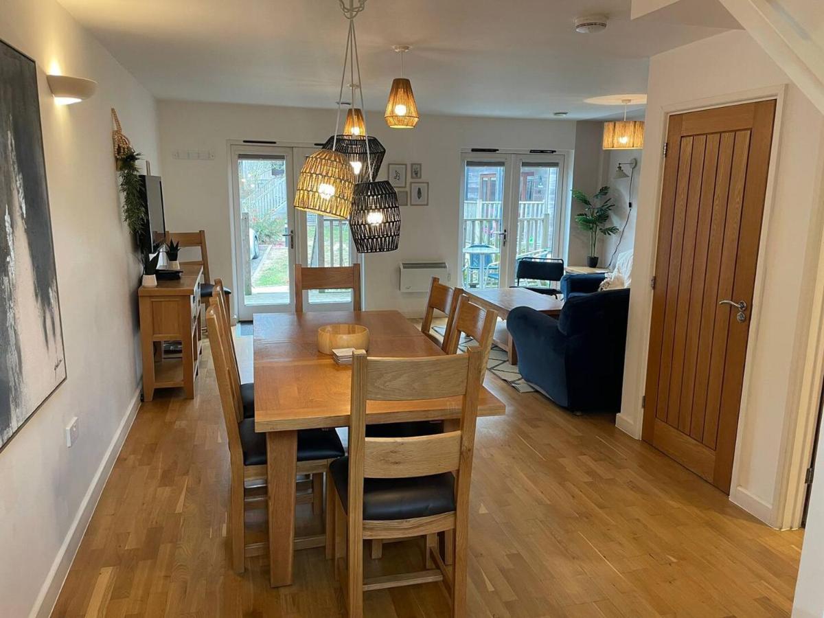 House 6 Goldcroft - Walk To & Village, Pet-friendly & Hottub Holiday home *