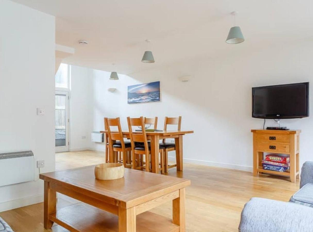 Holiday home House 6 Goldcroft - Walk To & Village, Pet-friendly & Hottub *