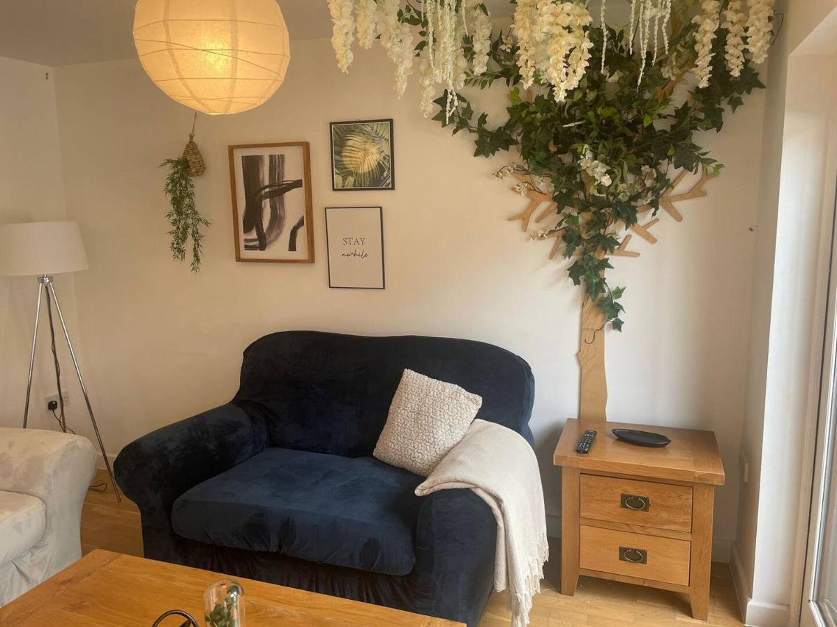 House 6 Goldcroft - Walk To & Village, Pet-friendly & Hottub Holiday home