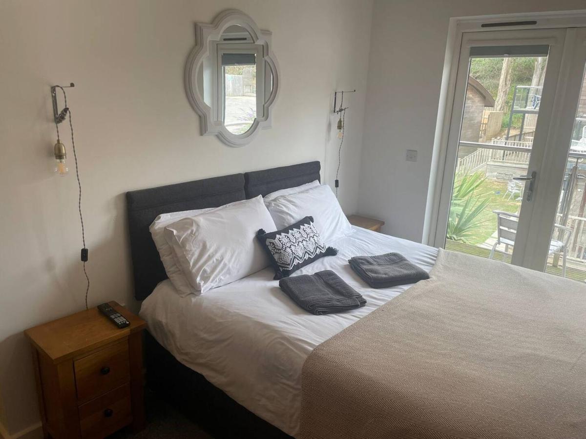 House 6 Goldcroft - Walk To & Village, Pet-friendly & Hottub *